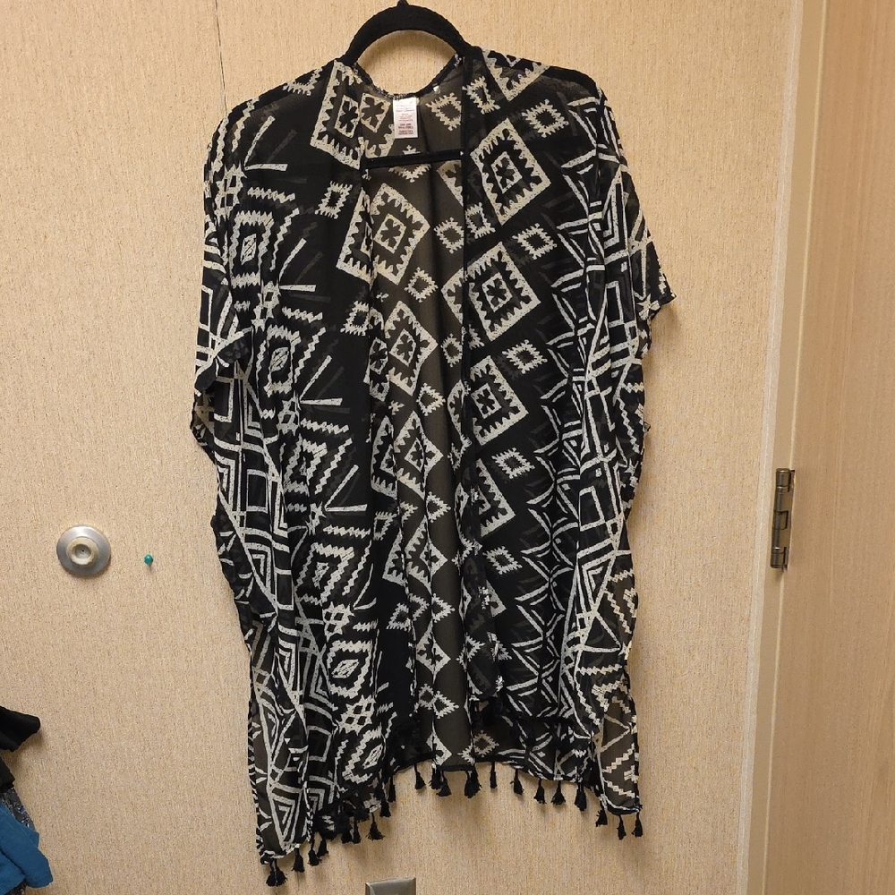 Stylish Black and White Kimono with Leaf Pattern